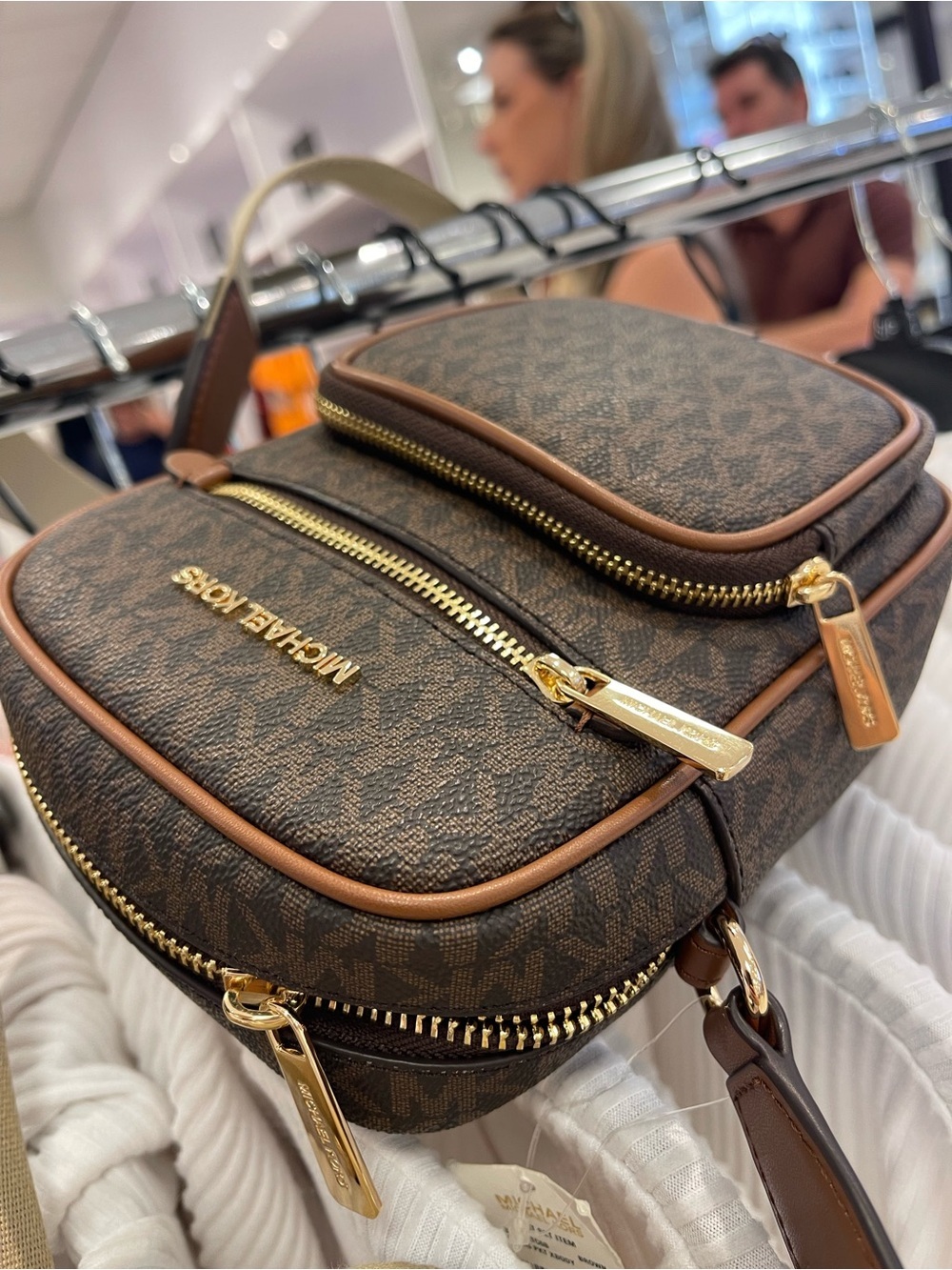 MICHAEL KORS Jet Set Medium Flight NS Pocket Signature Logo Crossbody
Brown
NWT - Picture 9 of 16